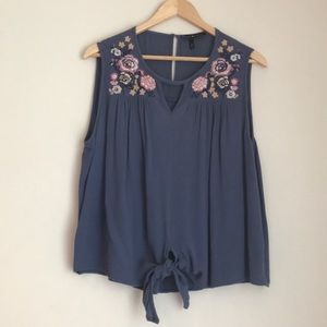 Derek Heart Blue Tie Embroidered Sleeveless Blouse